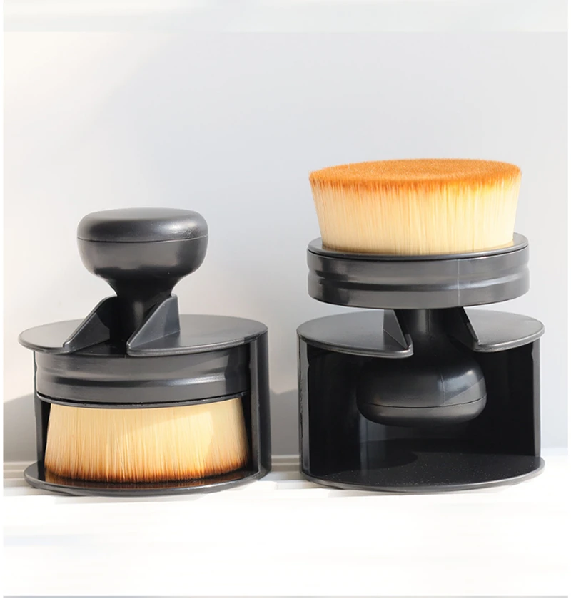 Foundation brush with storage case