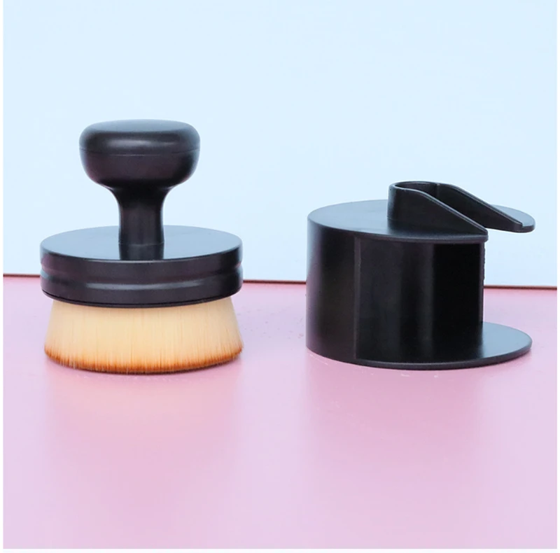 Foundation brush with storage case